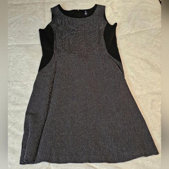 GAP Women's Sleeveless Dress Size 8. Very flattering. Excellent condition! - Picture 3 of 6